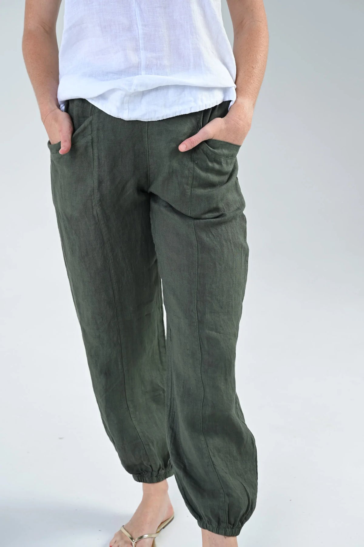 Meg 100% Linen Pant in khaki – front view, elasticated waistband and panel pockets, made in Italy | Sonella