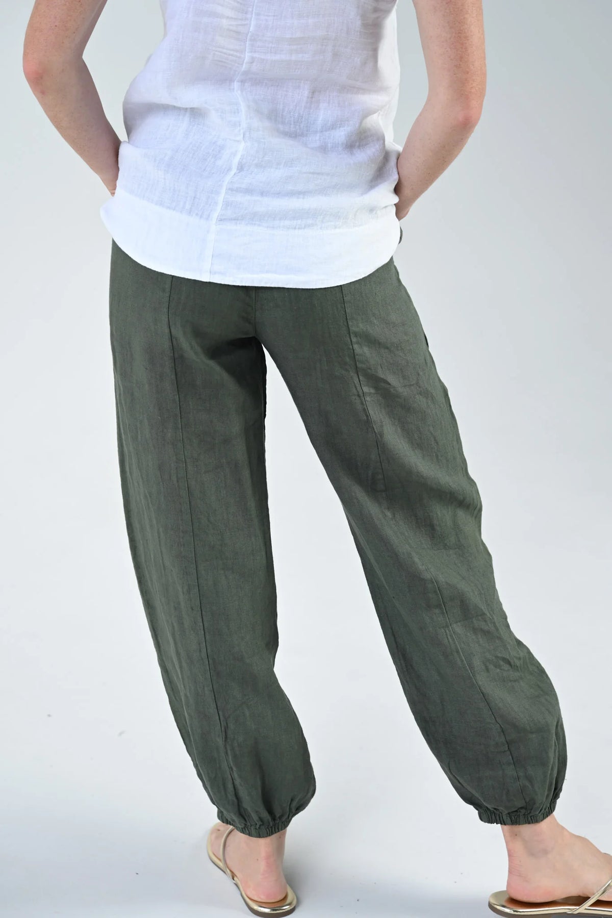 Meg 100% Linen Pant in khaki – back view, tailored linen silhouette with elasticated hem, made in Italy | Sonella